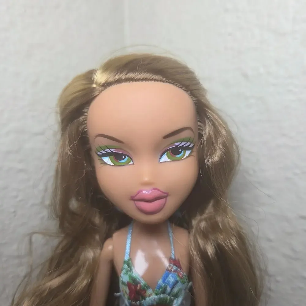 Bratz 2007 Sun Kissed Summer Fianna + Hot Summer Dayz Cool Pool Playset Pieces